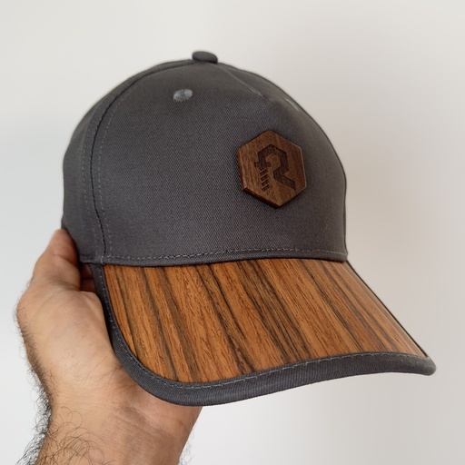 قبعة رمادية بلمسة خشبية
